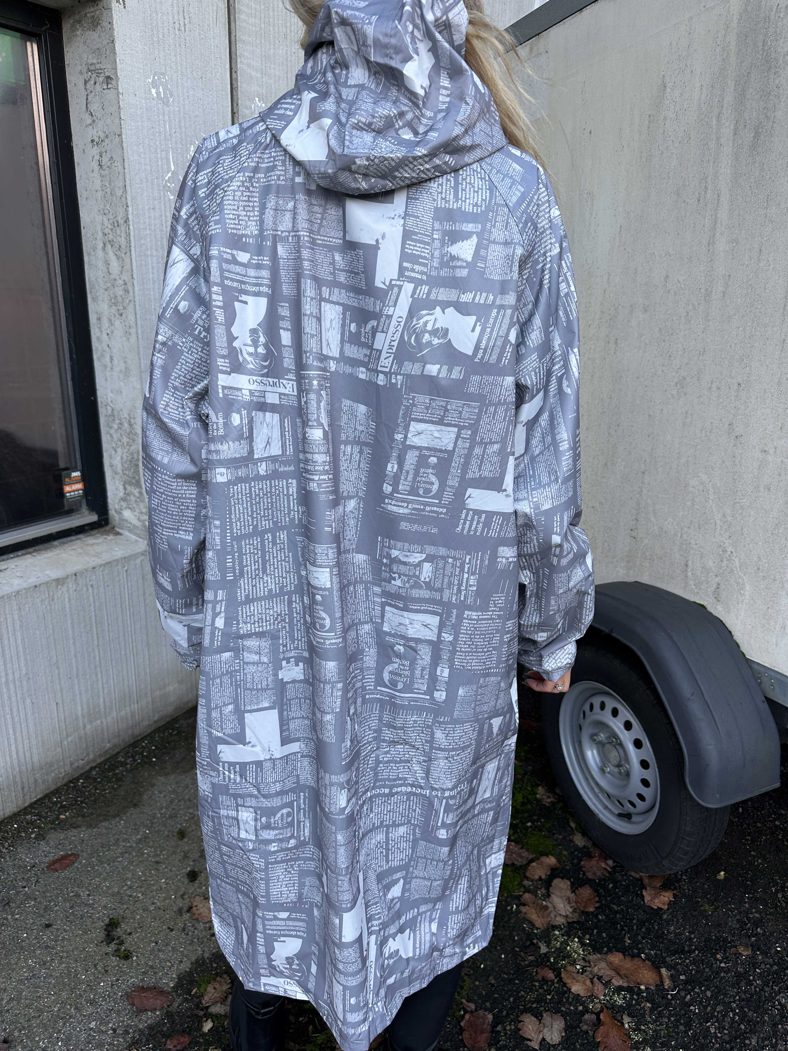 Reina Print - Regnjakke med avisprint